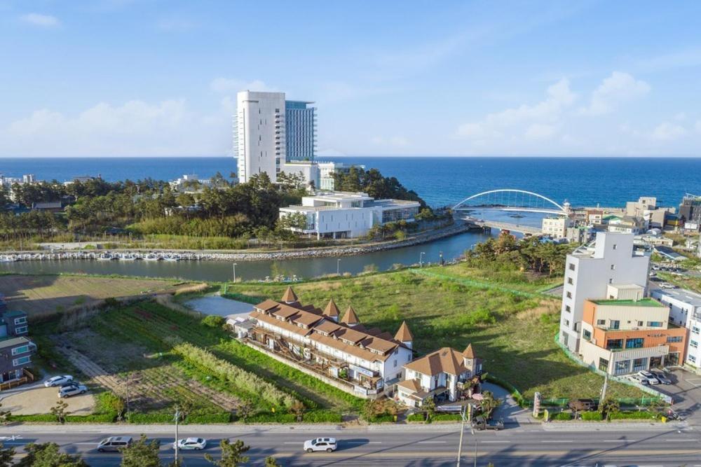 Santa Beach Pension Gangneung Exterior photo